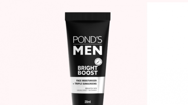 Sabun pembersih wajah untuk pria - Pond's Men Bright Boost.