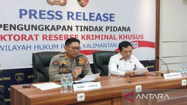 Kabid Humas Polda Kalteng Kombes Pol Erlan Munaji, bersama Direktur Reskrimsus Polda Kalteng Kombes Rimsyahtono, Palangka Raya, Senin, (28/4/2025). (ANTARA/Rajib Rizali)