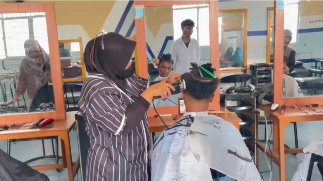 SMK Swasta Pariwisata Imelda Medan Gelar Pelatihan Barber. [ist]