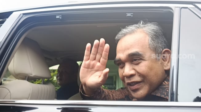 Sekjen Partai Gerindra yang juga Ketua MPR RI Ahmad Muzani usai makan siang bersama Presiden Prabowo di Istana, Selasa (29/4/2025). (Suara.com/Novian)