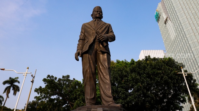 Patung Pahlawan Nasional MH Thamrin di Jalan Merdeka Selatan, Jakarta, Selasa (29/4/2025). [Suara.com/Alfian Winanto]
