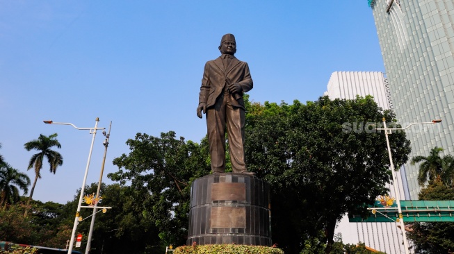 Patung Pahlawan Nasional MH Thamrin di Jalan Merdeka Selatan, Jakarta, Selasa (29/4/2025). [Suara.com/Alfian Winanto]