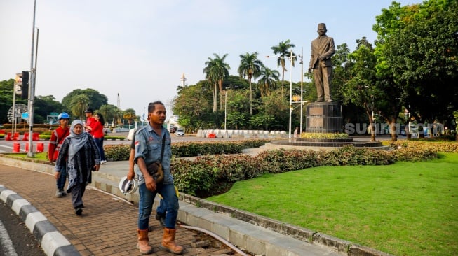 Patung Pahlawan Nasional MH Thamrin di Jalan Merdeka Selatan, Jakarta, Selasa (29/4/2025). [Suara.com/Alfian Winanto]