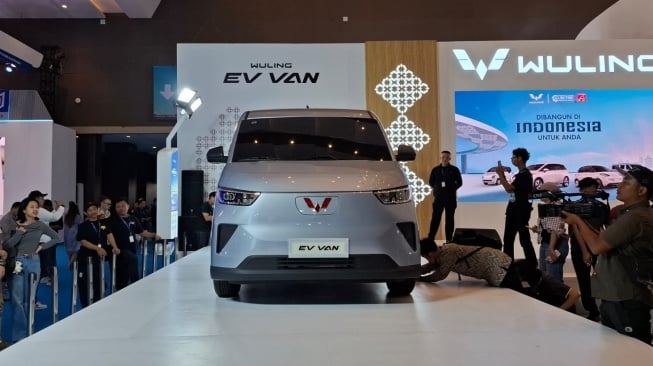 Wuling Motors (Wuling) menampilkan secara perdana kendaraan listrik terbarunya yaitu Wuling EV Van dalam ajang Periklindo Electric Vehicle Show (PEVS) 2025. (Foto: SUARA.com/Manuel Jeghesta)
