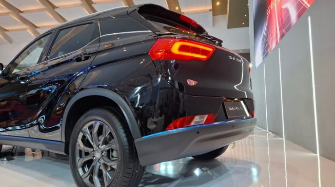 PT Sokonindo Automobile Melengkapi Jajaran Produk Mobil Listriknya di Indonesia dengan Memperkenalkan SERES 3 di Pameran Khusus Kendaraan Listrik PEVS 2025. (Foto: SUARA.com/Manuel Jeghesta)