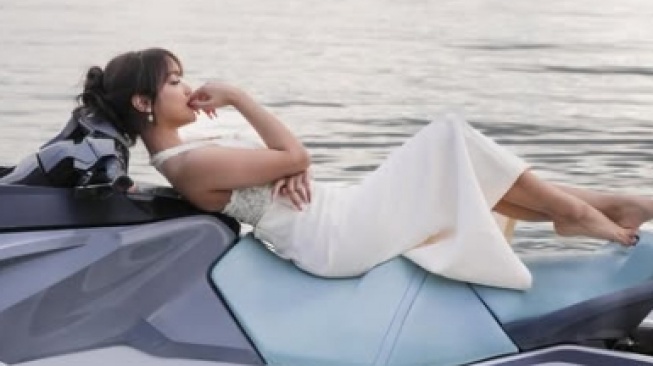 Potret Fuji main jetski di Danau Toba. [Instagram/@fuji_an]