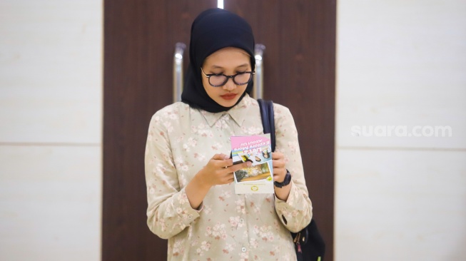 Pencari kerja memadati area gelaran Jakarta Job Fair 2025 di GOR Pancoran, Jakarta, Selasa (29/4/2025). [Suara.com/Alfian Winanto]
