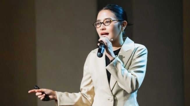 Intip 5 Potret Prilly Latuconsina Jadi Dosen