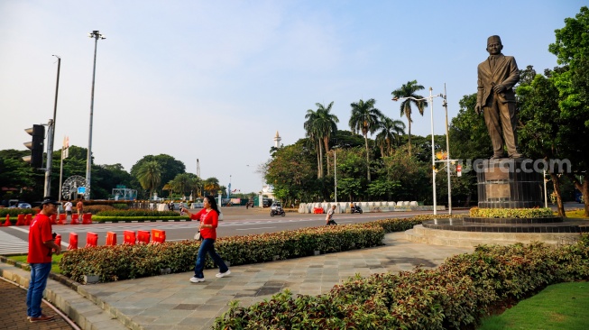 Patung Pahlawan Nasional MH Thamrin di Jalan Merdeka Selatan, Jakarta, Selasa (29/4/2025). [Suara.com/Alfian Winanto]
