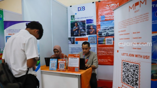 Pencari kerja memadati area gelaran Jakarta Job Fair 2025 di GOR Pancoran, Jakarta, Selasa (29/4/2025). [Suara.com/Alfian Winanto]
