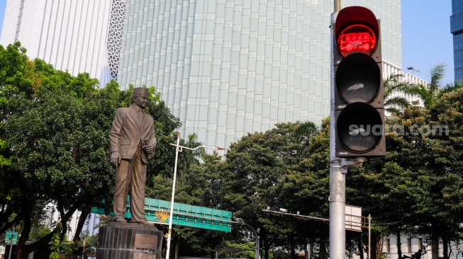 Patung Pahlawan Nasional MH Thamrin di Jalan Merdeka Selatan, Jakarta, Selasa (29/4/2025). [Suara.com/Alfian Winanto]