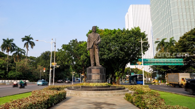 Patung Pahlawan Nasional MH Thamrin di Jalan Merdeka Selatan, Jakarta, Selasa (29/4/2025). [Suara.com/Alfian Winanto]