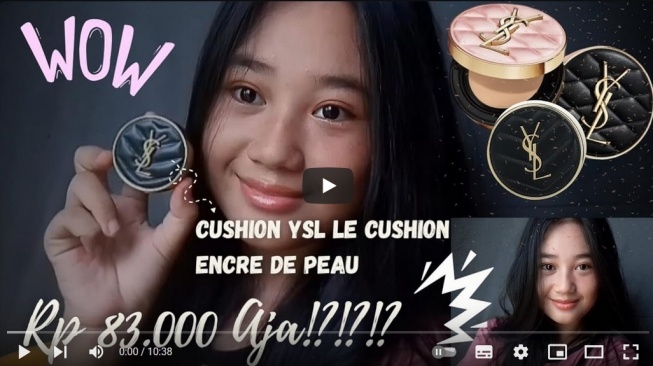 Aura Cinta pamer cushion dari high-end brand YSL. [YouTube/Aura Cinta]