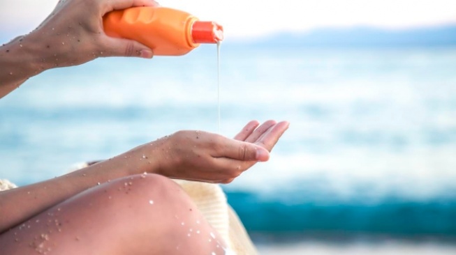6 Rekomendasi Produk Sunscreen untuk Berenang, Bye Kulit Gosong!