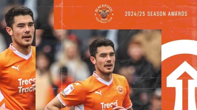 Elkan Baggott mendapatkan penghargaan di Blackpool. (Instagram/@blackpoolfc)
