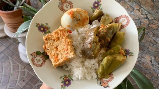 Pecel Terong menjadi makanan yang biasa ditemui di Jawa, termasuk di Sragen. (Twitter)