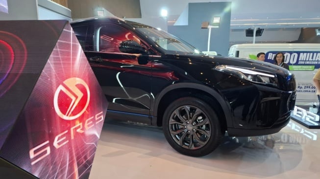 PT Sokonindo Automobile Melengkapi Jajaran Produk Mobil Listriknya di Indonesia dengan Memperkenalkan SERES 3 di Pameran Khusus Kendaraan Listrik PEVS 2025. (Foto: SUARA.com/Manuel Jeghesta)