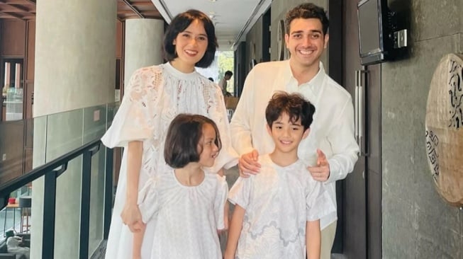 Fachry Albar dan Renata Kusmanto bersama kedua anaknya. [Instagram]