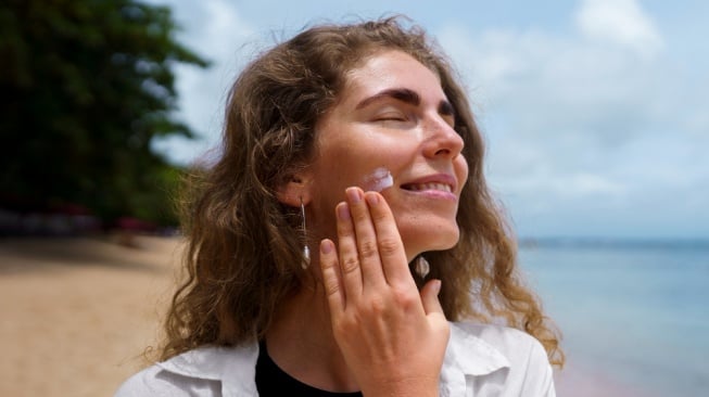 Cara Reapply Sunscreen dengan Benar, Berapa Jam Sekali Harus Dilakukan?