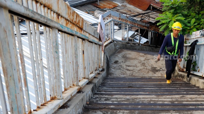 Kondisi Jembatan Penyeberangan Orang (JPO) Cawang Kompor yang rusak di Jakarta, Rabu (30/4/2025). [Suara.com/Alfian Winanto]
