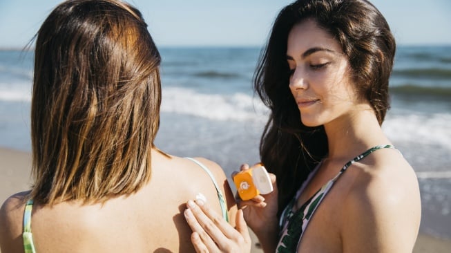 Perbedaan Sunscreen vs Sunblock, Mana yang Aman untuk Kulit?
