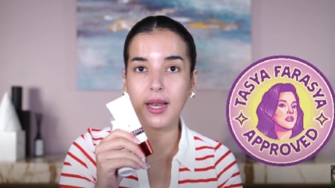 Tasya Farasya Approved produk Viva Anti-aging. [YouTube/Tasya Farasya]