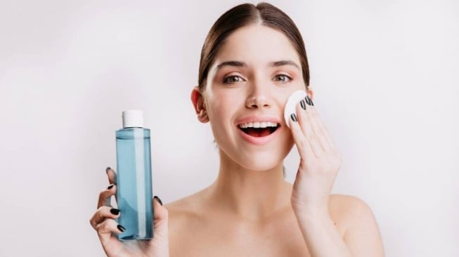 Bagaimana Cara Pakai Exfoliating Toner yang Tepat? Intip 5 Rekomendasi Produk yang Bisa Dicoba