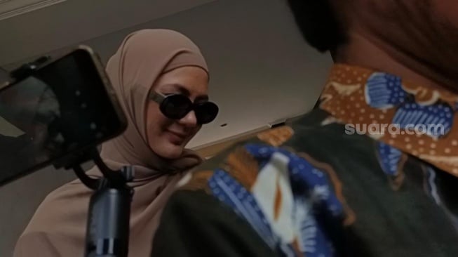 Paula Verhoeven ditemui di Komnas Perempuan, Menteng, Jakarta Pusat pada Rabu (30/4/2025). [Suara.com/Rena Pengesti]
