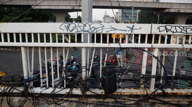 Kondisi Jembatan Penyeberangan Orang (JPO) Cawang Kompor yang rusak di Jakarta, Rabu (30/4/2025). [Suara.com/Alfian Winanto]