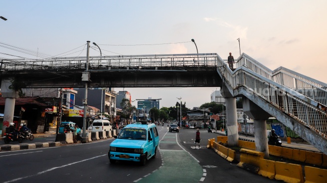 Kondisi Jembatan Penyeberangan Orang (JPO) Cawang Kompor yang rusak di Jakarta, Rabu (30/4/2025). [Suara.com/Alfian Winanto]