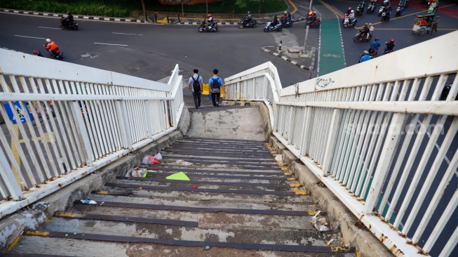 Kondisi Jembatan Penyeberangan Orang (JPO) Cawang Kompor yang rusak di Jakarta, Rabu (30/4/2025). [Suara.com/Alfian Winanto]