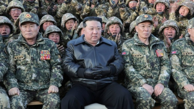 Kim Jong Un foto bersama pasukan Korea Utara (x.com)