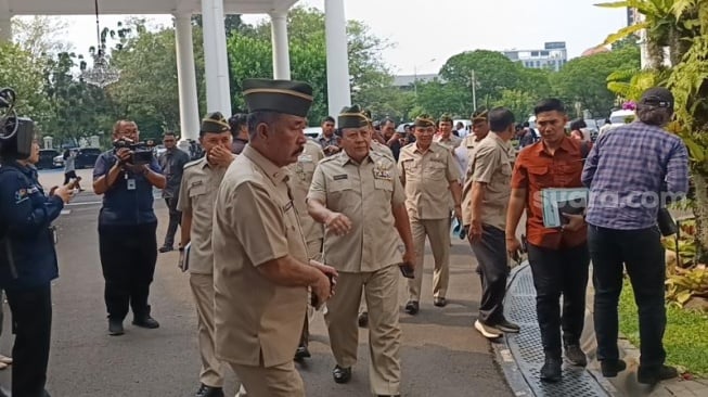 Persatuan Purnawirawan Angkatan Darat (PPAD) menyambangi Istana Kepresidenan Jakarta pada Rabu (30/4/2025). Terlihat Plt. Ketua Umum PPAD, Mayjen TNI Purn Komaruddin Simanjuntak memimpin para purnawirawan TNI saat menyambangi Istana. (Suara.com/Novian)