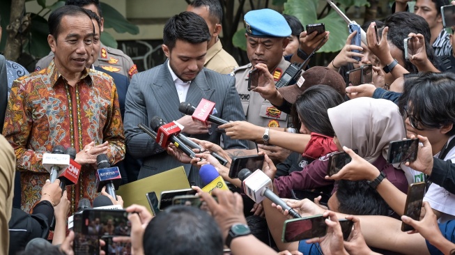 Presiden ketujuh Joko Widodo (kiri) menjawab pertanyaan wartawan di depan Gedung Direktorat Reserse Kriminal Umum Polda Metro Jaya, Jakarta, Rabu (30/4/2025). [ANTARA FOTO/Fauzan/nz]