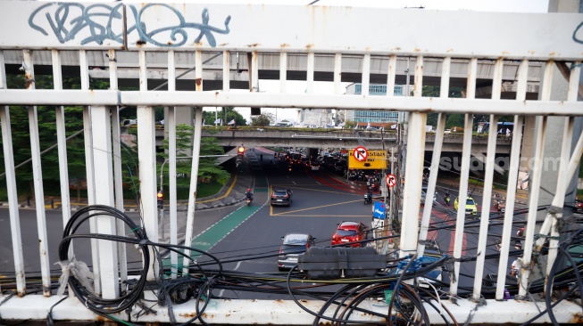Kondisi Jembatan Penyeberangan Orang (JPO) Cawang Kompor yang rusak di Jakarta, Rabu (30/4/2025). [Suara.com/Alfian Winanto]