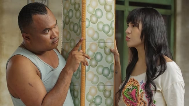 Anya Geraldine dan Adi Sudirja di film Mendadak Dangdut. [Instagram]
