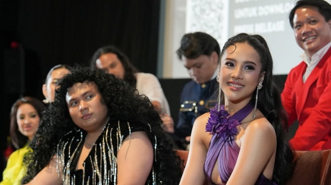 Anya Geraldine bersama Keanu AGL dan aktor lainnya saat menghadiri acara gala premier film Mendadak Dangdut. [Instagram]