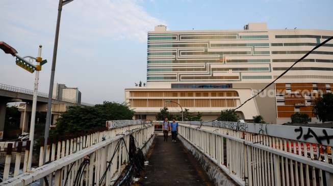 Kondisi Jembatan Penyeberangan Orang (JPO) Cawang Kompor yang rusak di Jakarta, Rabu (30/4/2025). [Suara.com/Alfian Winanto]