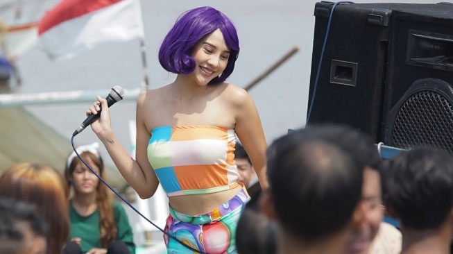 Penampilan Anya Geraldine di film Mendadak Dangdut. [Instagram]