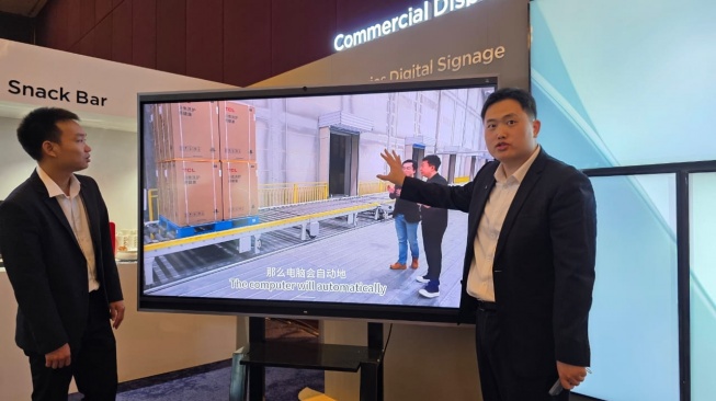 Deretan perangkat elektronik TCL terbaru dipamerkan di ajang National Dealer Gathering 2025, bertema “Dare to Dream, Win the Future”, Jakarta, Rabu (30/4/2025). [TCL]