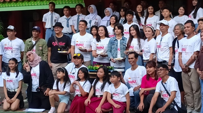Pemain film dan kru MOU Love ditemui di Kampung Melayu, Jakarta Timur pada Sabtu (26/4/2025). [Suara.com/Rena Pangesti]