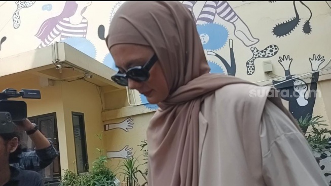 Paula Verhoeven ditemui di Komnas Perempuan, Menteng, Jakarta Pusat pada Rabu (30/4/2025). [Suara.com/Rena Pengesti]