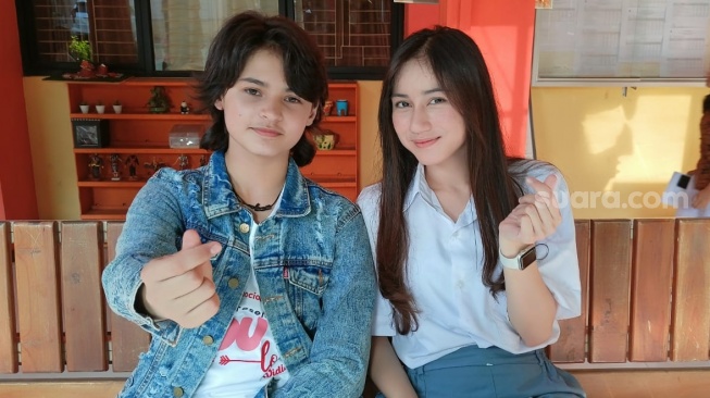 Pemain film MOU Love, Abe Moore dan Nadya Ulya ditemui di Kampung Melayu, Jakarta Timur pada Sabtu (26/4/2025). [Suara.com/Rena Pangesti]