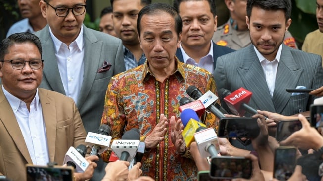 Presiden ketujuh Joko Widodo (kiri) menjawab pertanyaan wartawan di depan Gedung Direktorat Reserse Kriminal Umum Polda Metro Jaya, Jakarta, Rabu (30/4/2025). [ANTARA FOTO/Fauzan/nz]