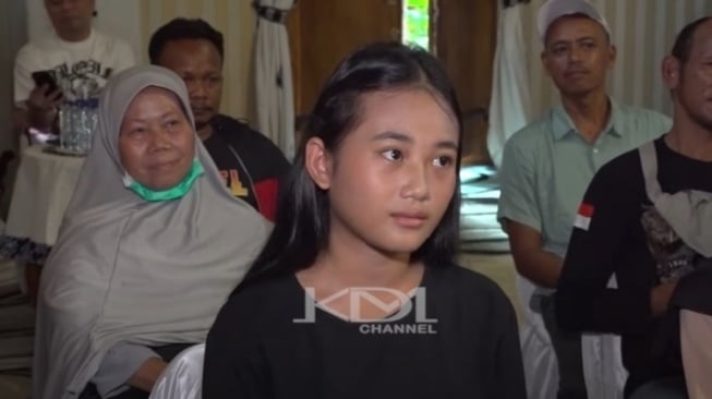 Bukan untuk Dirinya, Aura Cinta Kritik Dedi Mulyadi Demi Sang Adik Bisa Ikut Wisuda Sekolah