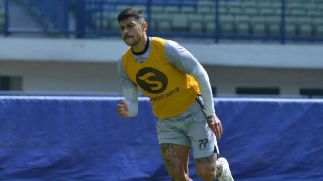 Federasi Sepak Bola Dunia (FIFA), merujuk syarat perpindahan asosiasi, melarang Ciro Alves untuk membela Timnas Indonesia dalam waktu dekat. [Dok. IG Ciro Alves]