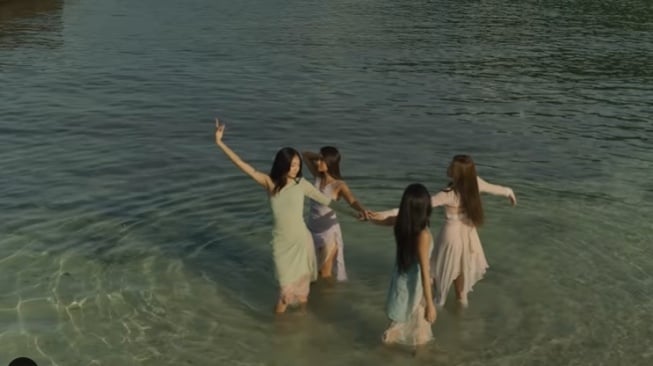 Potret Baila Fauri, kekasih Devano Danendra yang akan debut di girl group no na di bawah naungan label musik 88rising (Instagram/@88rising)