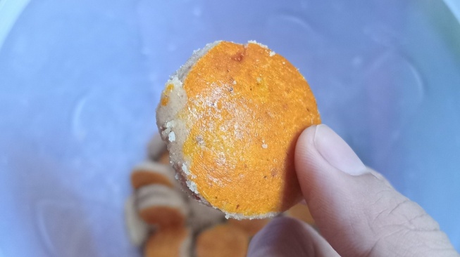 Kue Bangkit diracik dengan beberapa bahan utama seperti tepung dan kacang dan menjadi camilan khas Riau. (Twitter)