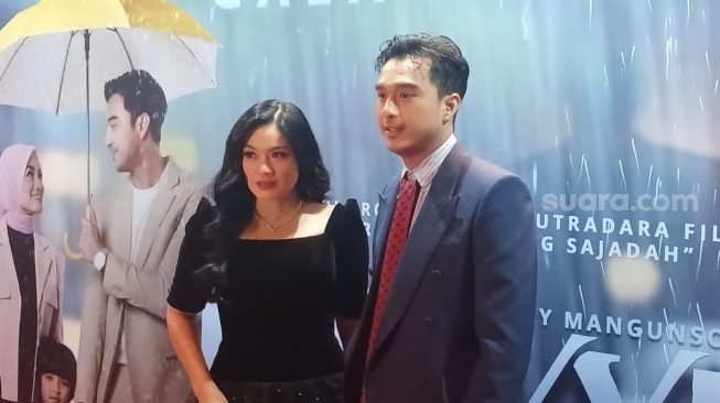Titi Kamal dan Ibrahim Risyad dalam gala premiere film Tabayyun di kawasan Senayan, Jakarta Pusat, Rabu (30/4/2025). [Suara.com/Tiara Rosana]
