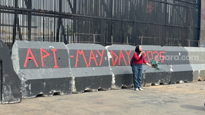 Massa buruh yang tengah memperingati Hari Buruh International atau May Day mulai berdatangan ke Gedung DPR RI, Senayan, Jakarta, Kamis (1/5/2025).